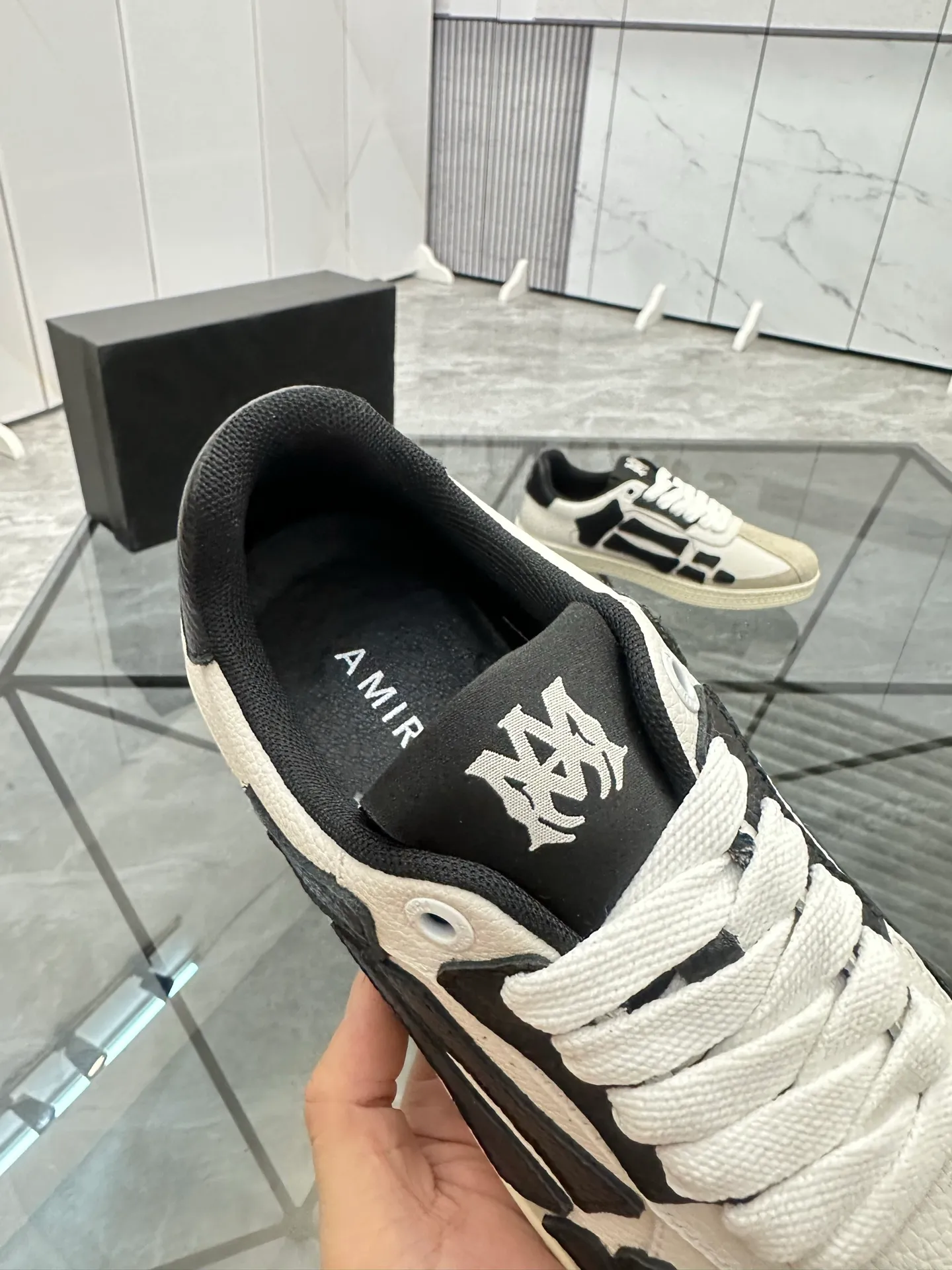 Men's shoes: 💰P420¥ Product trademark: AMIRI* "Amir*" low-top casual shoes Regular size: 38-45 (can be customized to 46) Product material: imported nubuck leather upper, breathable lining, original outsole. Number: 001
